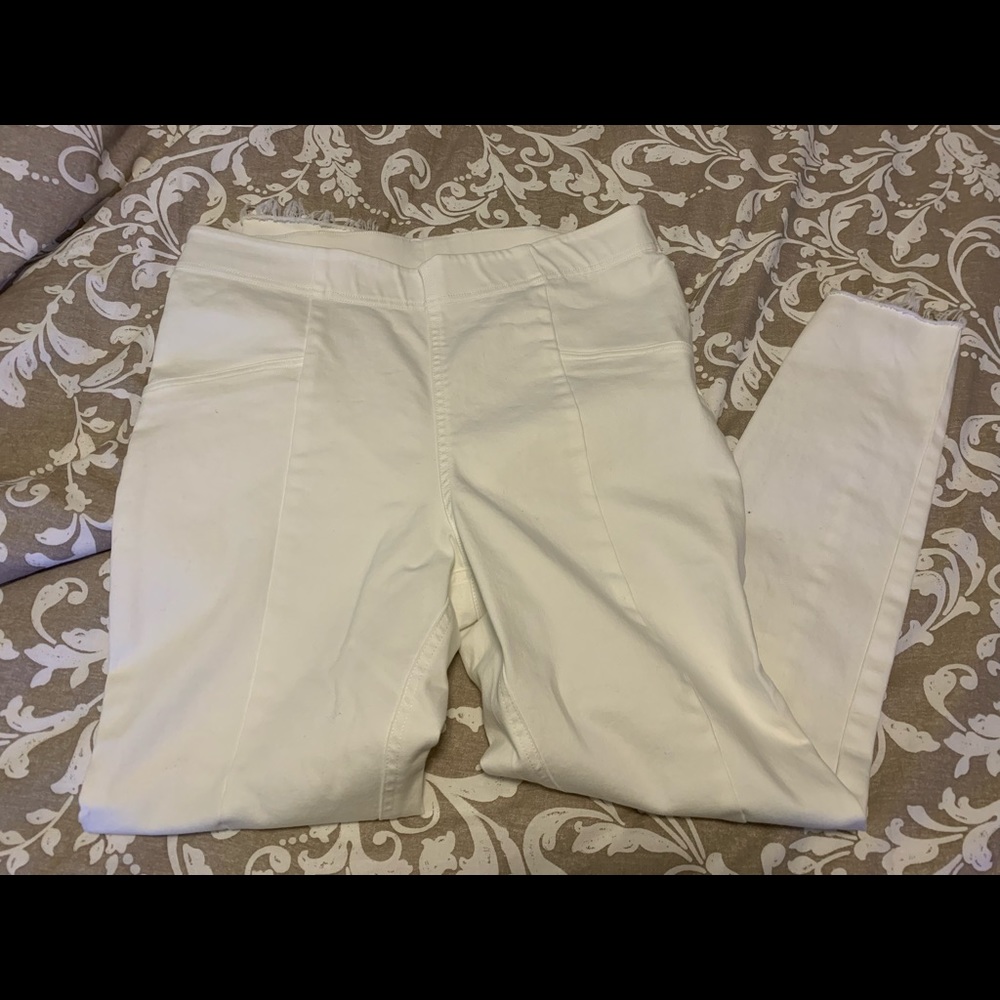 White pull up pants with seam down the middle. Frayed ankle bottom. Stretchy.